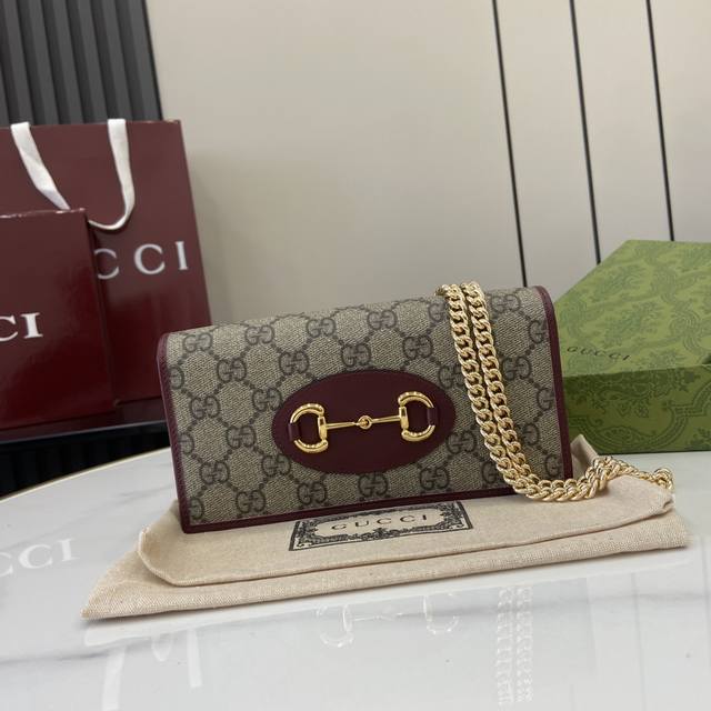 配全套原厂绿盒包装 新品 创作总监Sabato De Sarno呈现全新Gg字母图案涂层帆布，打造柔软、轻盈且耐用的精湛材质。这款Gucci Horsebit