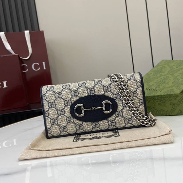 配全套原厂绿盒包装 这款链带钱包是Gucci Horsebit 1955系列配饰系列的新品，由品牌经典双G字母交织图案帆布制作而成，并运用了与该系列手袋一脉相承