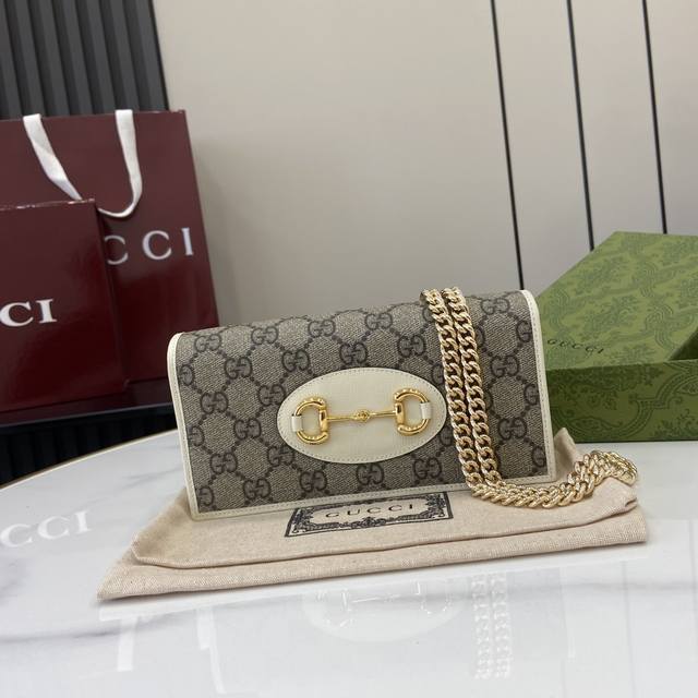 配全套原厂绿盒包装 这款链带钱包是Gucci Horsebit 1955系列配饰系列的新品，由品牌经典双G字母交织图案帆布制作而成，并运用了与该系列手袋一脉相承