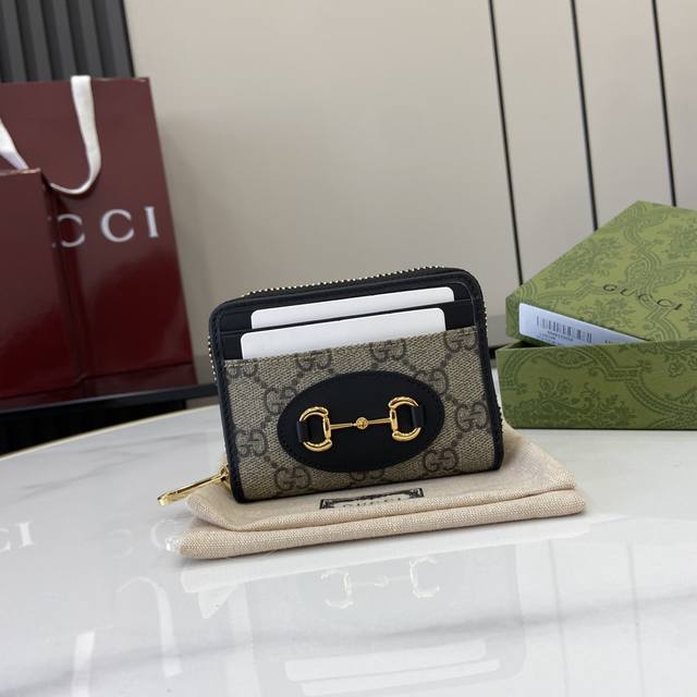 配全套原厂绿盒包装 Gucci Horsebit 1955系列再次扩大阵容，推出采用双G字母交织图案设计的全新卡包。长方形设计搭配经典马衔扣配件，令人联想起品牌