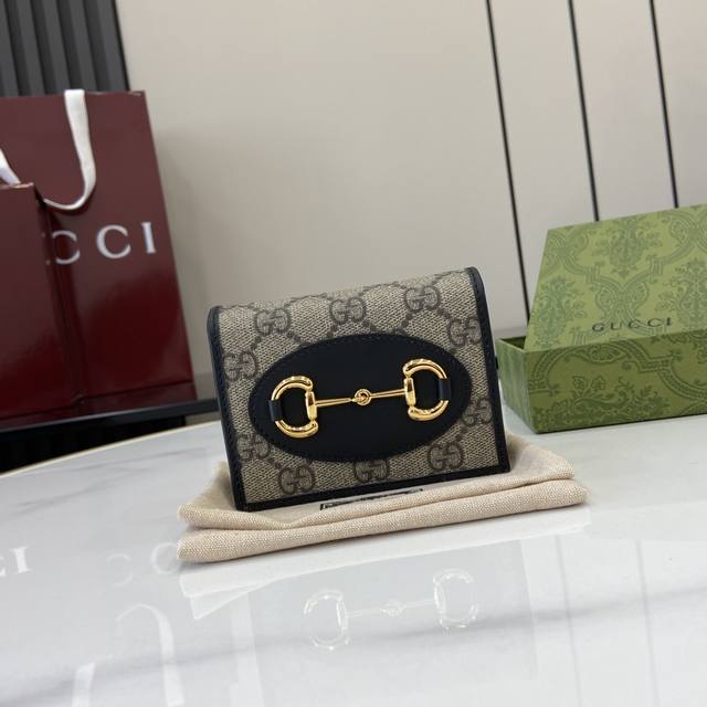配全套原厂红盒包装 创作总监Sabato De Sarno呈现全新Gg字母图案涂层织物，打造柔软、轻盈且耐用的精湛材质。这款Gucci Horsebit 195