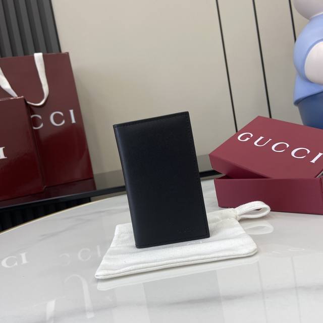 配全套原厂红盒包装 新品 Gg Emblem系列以创意设计和创新功能焕新诠释经典图案，匠心缔造未来数年的珍藏之选。这款双折卡片夹以黑色光面皮革匠心打造，内部巧妙
