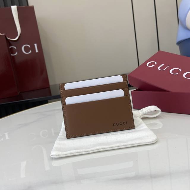 配全套原厂红盒包装 新品 Gg Emblem系列以创意设计和创新功能焕新诠释经典图案，匠心缔造未来数年的珍藏之选。这款卡片夹以棕色亮面皮革匠心打造，内部巧妙融入