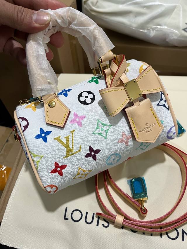 爆款新款到货 顶级原单复刻独家实拍村上隆- M13391白彩 枕头包Speedy系列 Lv村上隆联名Nanospeedy 手袋 三彩-村上隆 ，预定现货实拍效果