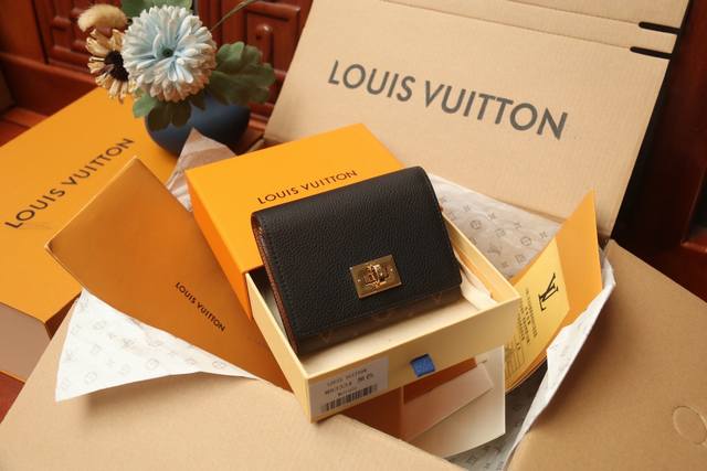 短款钱夹 M82398杏色 黑色 援引经典 Dauphine 手袋的设计，取材 Monogram 帆布与 Monogram Reverse 帆布，搭配考究小牛皮