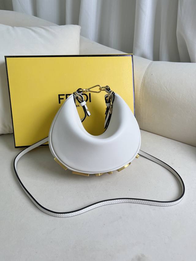 白色 新尺寸小号Praphy腋下包，以月牙造型为特色，把经典金属大Logo[Fend1]装饰在包包底部，包包的轮廓很贴切身体的线条，背在腋下的时候时尚感满满，简