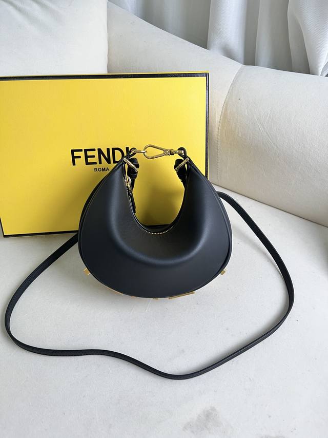 黑色 新尺寸小号Praphy腋下包，以月牙造型为特色，把经典金属大Logo[Fend1]装饰在包包底部，包包的轮廓很贴切身体的线条，背在腋下的时候时尚感满满，简