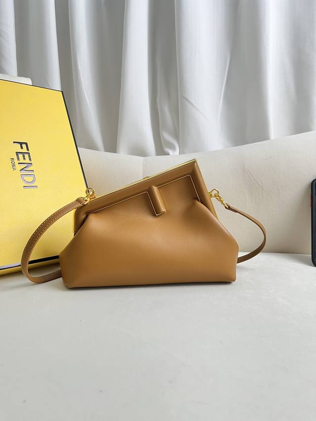 棕色 Fendi First小号手袋 粉色皮革手袋 更多细节 Fendi First小号手袋,柔软的粉色纳帕皮革材质,同色系纳帕皮革上固定有金属大幅F开合。内置 棕色 Fendi First小号手袋 粉色皮革手袋 更多细节 Fendi First小号手袋,柔软的粉色纳帕皮革材质,同色系纳帕皮革上固定有金属大幅F开合。内置