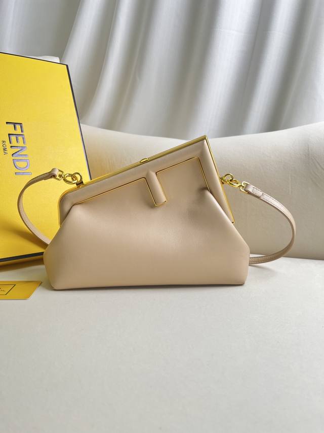 浅粉 Fendi First小号手袋 粉色皮革手袋 更多细节 Fendi First小号手袋,柔软的粉色纳帕皮革材质,同色系纳帕皮革上固定有金属大幅F开合。内置 浅粉 Fendi First小号手袋 粉色皮革手袋 更多细节 Fendi First小号手袋,柔软的粉色纳帕皮革材质,同色系纳帕皮革上固定有金属大幅F开合。内置