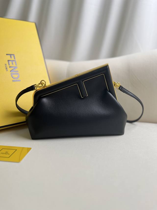 黑色 Fendi First小号手袋 粉色皮革手袋 更多细节 Fendi First小号手袋,柔软的粉色纳帕皮革材质,同色系纳帕皮革上固定有金属大幅F开合。内置 黑色 Fendi First小号手袋 粉色皮革手袋 更多细节 Fendi First小号手袋,柔软的粉色纳帕皮革材质,同色系纳帕皮革上固定有金属大幅F开合。内置