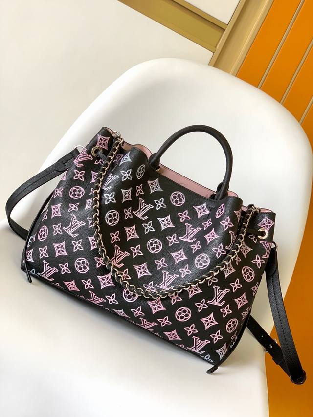 顶级原单M21107 本款 Bella Tote 手袋取材镂花穿孔牛皮革，以渐变色彩烘托 Monogram 图案。舒软充裕的空间可收纳出行所需，搭配顶部皮革手柄
