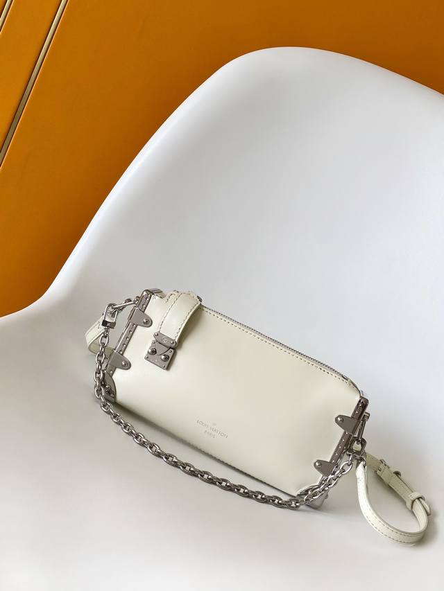 M25445黑色 M12596灰色 M12560米白 顶级原单 动态变码本款 Slim Trunk 手袋向路易威登传统硬箱汲取灵感，为柔软牛皮革融入铆钉边框和金