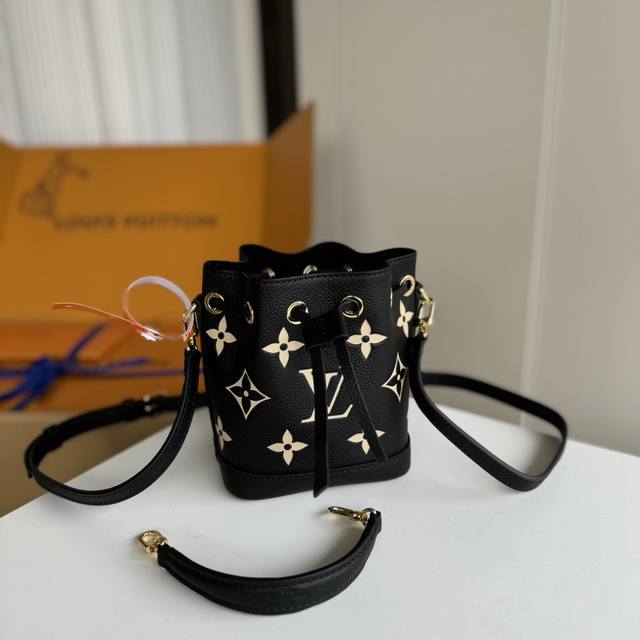 配置专柜Mb全套包装 M46291 81626 灰丝印 特级原单升级五金、实物拍摄本款 Nano Noé 手袋出自 Summer Stardust 胶囊系列，以