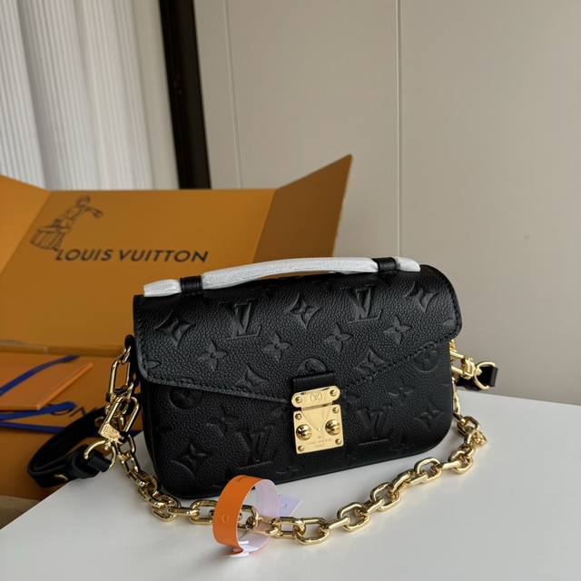 配置Mb专柜包装 特级原单升级钢锁实物拍摄M46596黑色丝印M23081咖色丝印M22942白色M46595黑色全皮邮差包系列 小号 East West Mé