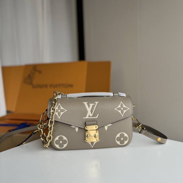 配置Mb专柜包装 特级原单升级钢锁实物拍摄M46596黑色丝印M23081咖色丝印M22942白色M46595黑色全皮邮差包系列 小号 East West Mé