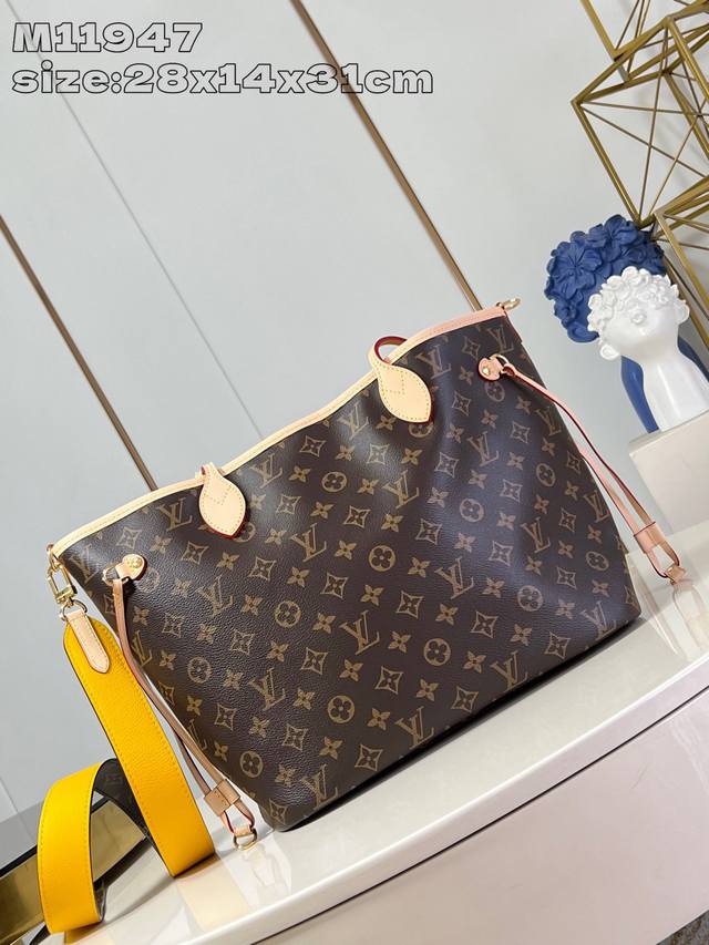 M11947 作为路易威登的经典设计之一，Neverfull BandoulièRe Inside Out 中号手袋此次取材 Monogram 帆布和条纹织物，