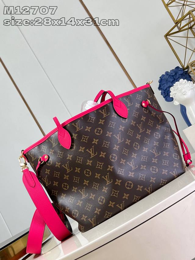 M12707 作为路易威登的经典设计之一，Neverfull BandoulièRe Inside Out 中号手袋此次取材 Monogram 帆布和条纹织物，