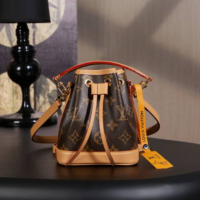 特级货 独家首发型号 动态码 ：M81266特级加强版皮料是正品代工厂意大利A级皮料 特级正品 :.尺寸:13X16X10Cm