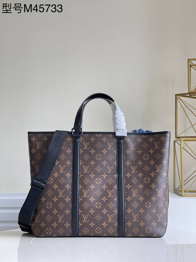M45733 Week-End Tote 手袋回望路易威登经典 Week-End 手袋设计，以 Monogram Macassar 帆布塑造充裕空间，搭配实用手