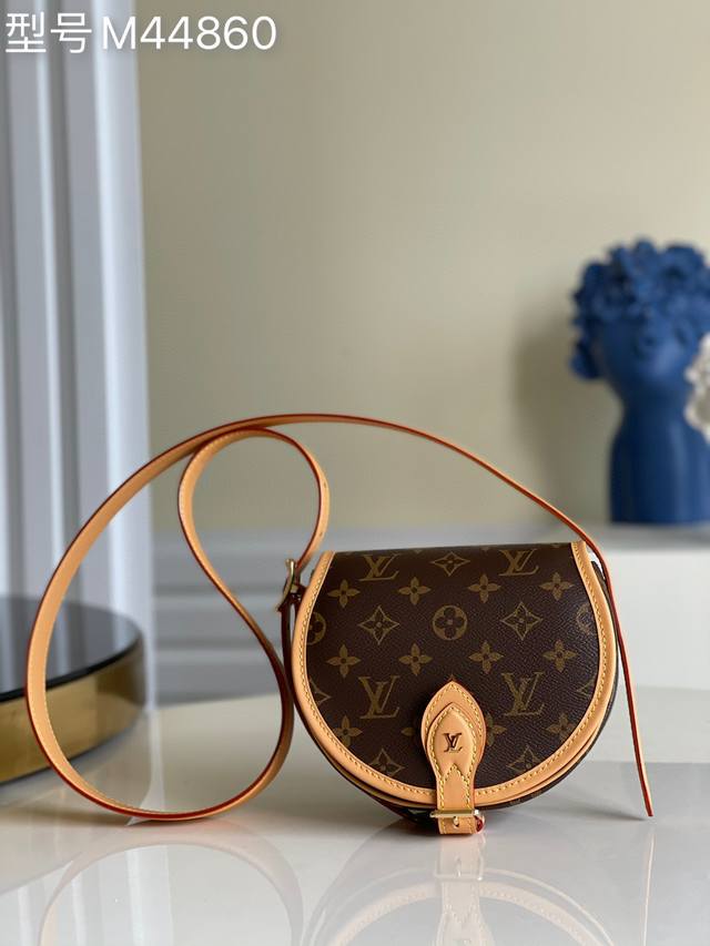 M44860 Sac Tambourin款 釆用经典Monogram帆布配搭复古皮饰包边！时尚年轻！小而轻松！包内有一个内部口袋.容量很充实！肩带可调节-长约1