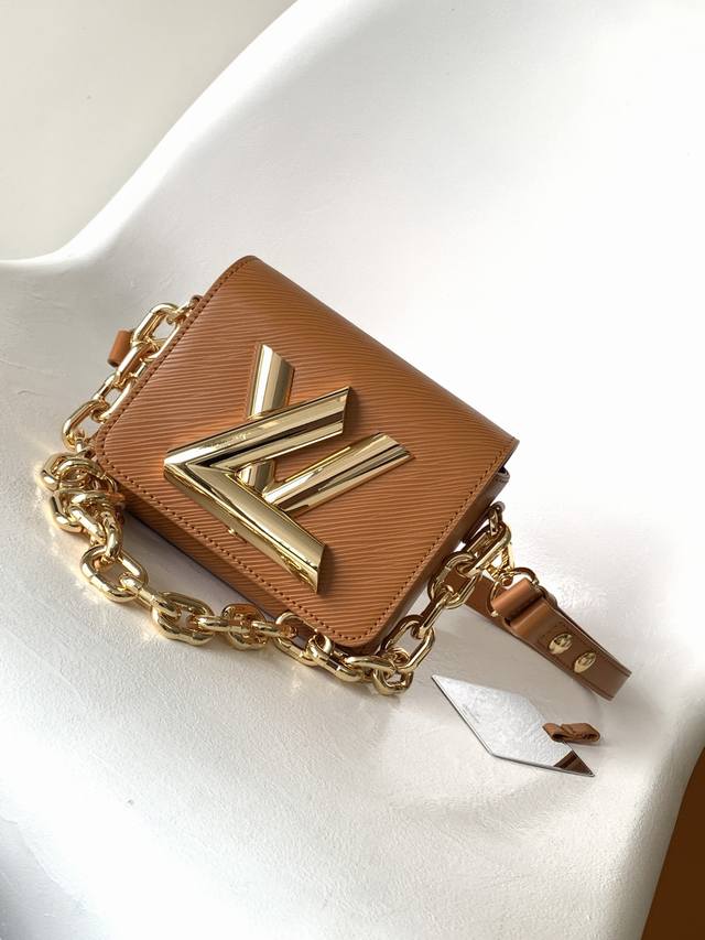 七夕特价 M22296黑色 M22297焦糖色 顶级原单 通过比例变化重新诠释经典 Lv 手袋，路易威登女装艺术总监 Nicolas GhesquièRe 以