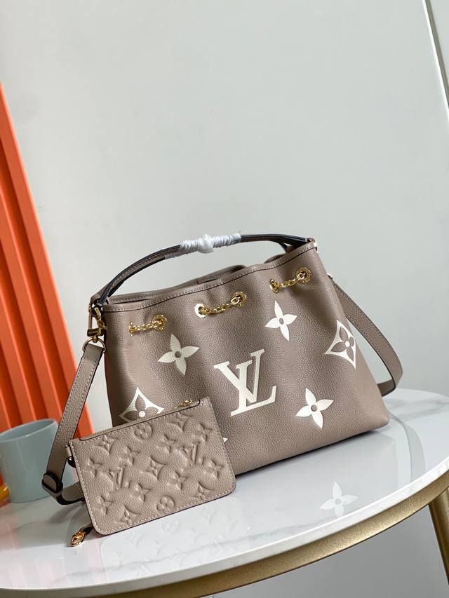 顶级原单，47209，25453本款 Lv Bundle 手袋为 Monogram Empreinte 皮革搭配莹亮金属件，以抽绳链释放瞩目光采。雅致手柄和可拆