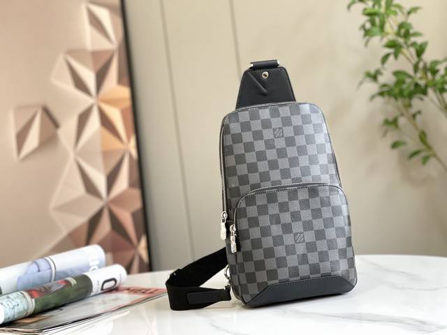 顶级原单 N41719克格 胸包系列 Avenue 单肩包 此款Damier Graphite帆布面料的单肩包是都市生活的完美伴侣：小巧而时髦，展现休闲而不羁的