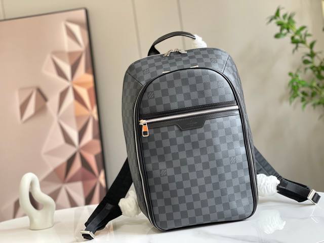 顶级原单45287新款克格 这款 Michael 双肩包以 Damier Graphite 帆布制成，质感轻盈，既时尚又舒适。可容纳笔记本电脑、书籍和其他必需品