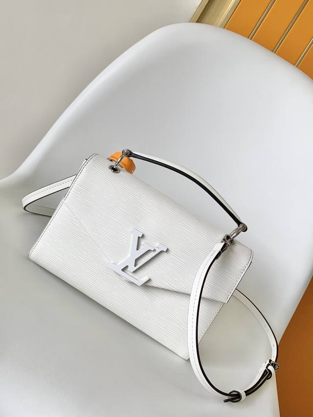 M55977黑 M55978白 M55981蓝顶级原单 Pochette Grenelle 手袋采用 Epi 粒面皮革与超大字母展现极简主义与醒目格调的融合。撞