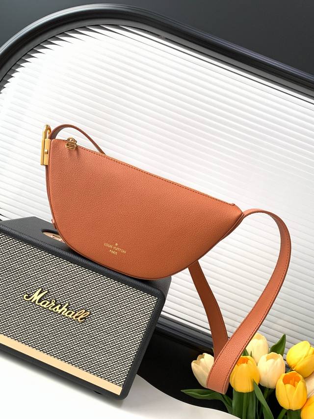 动态变码芯片 顶级原单加强版 M83546棕色 Low Key采用现代简约设计，辅以极其柔软光滑的牛犊皮和精致的细节。这些措施包括Lv雕刻挂锁和麂皮小腿皮革衬里