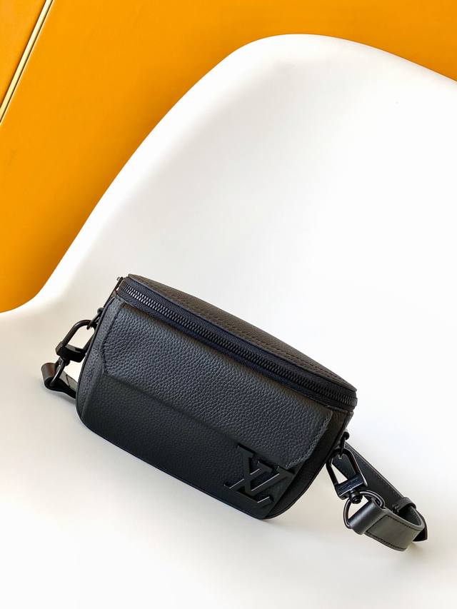 动态芯片 顶级原单 本款 Pilot 迷你手袋以粒面牛皮革塑造圆润构型，为日常出行提供潮流之选。拉链主隔层确保稳妥收纳，前袋方便取放手机或钥匙等小型物件。可拆卸