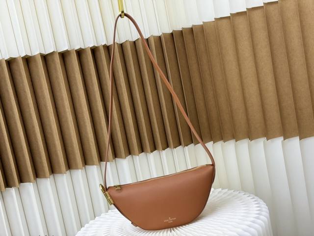 调价 变码芯片 顶级原单 M11429 M83546 Low Key采用现代简约设计，辅以极其柔软光滑的牛犊皮和精致的细节。这些措施包括Lv雕刻挂锁和麂皮小腿皮