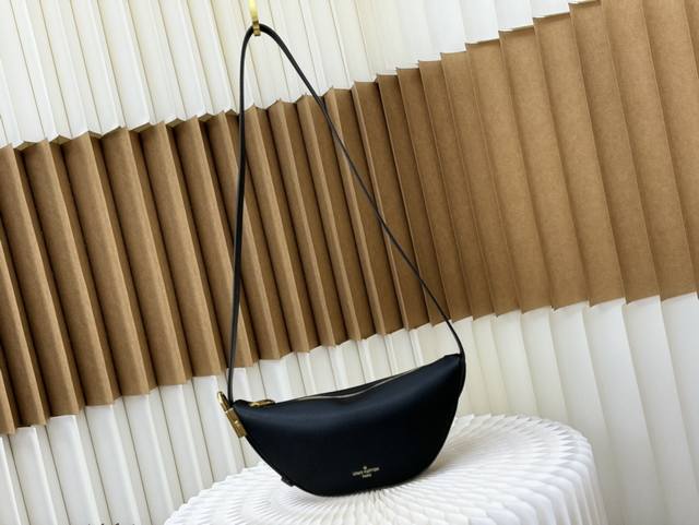 调价 变码芯片 顶级原单 M11429 M83546 Low Key采用现代简约设计，辅以极其柔软光滑的牛犊皮和精致的细节。这些措施包括Lv雕刻挂锁和麂皮小腿皮