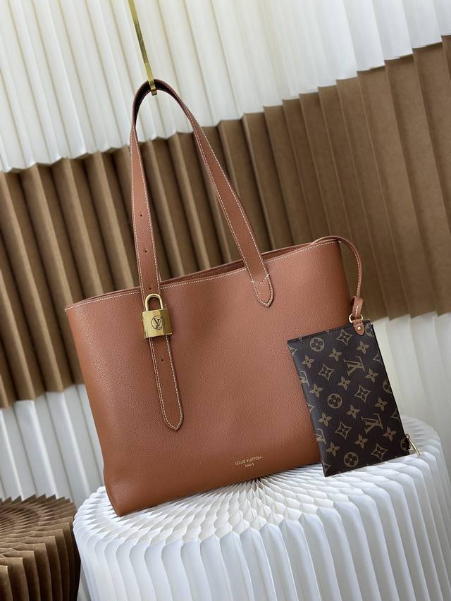 调价 动态变码芯片 顶级原单 Low Key Hobo M25341黑色 M25342棕色 以柔软牛皮革勾勒简雅线条，搭配绒面内衬释放潮流气息，尽显品牌精湛匠艺