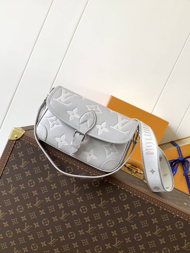 顶级原单变码芯片M14214 本款 Diane 手袋为 Monogram Empreinte 皮革点缀耀目金属件，焕新演绎 Lv Milky Way 系列的经典