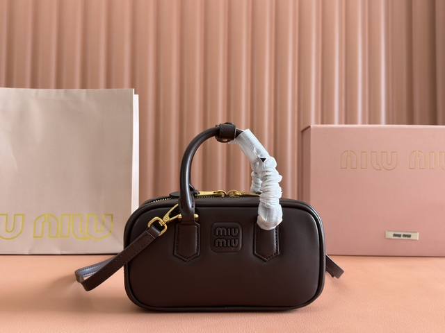 配置专柜全套包装特级五金原厂皮 Arcadie 牛皮革迷你 19Cm 保龄球手提包 斜挎包～这款Arcadic手袋彰显独特的理念，即时装是对现实的反映转译为物质