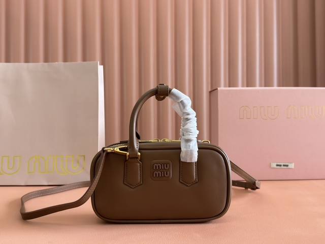 配置专柜全套包装特级五金原厂皮 Arcadie 牛皮革迷你 19Cm 保龄球手提包 斜挎包～这款Arcadic手袋彰显独特的理念，即时装是对现实的反映转译为物质