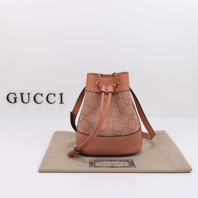 专柜品质，原厂皮，款号550620粉布尺寸：宽15.2X高19X侧宽9。现货出货！