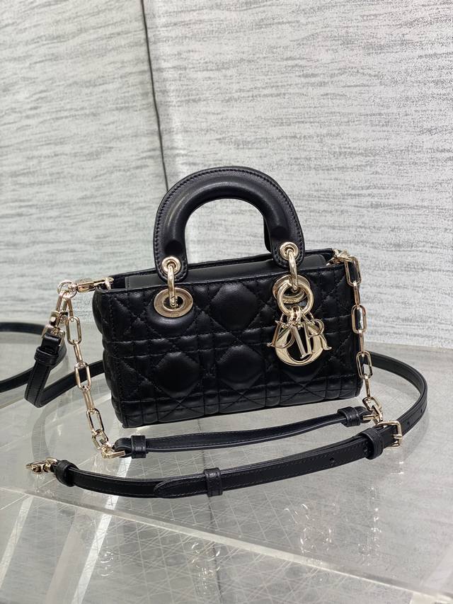 顶级原单 配全套包装 迷你黑色现货 原厂皮内里配羊筋绒D-Joy Bag羊皮款时尚果然就是轮回，回归了一把中古戴妃、长方包形，短链条细长肩带直接封神！！复古时髦