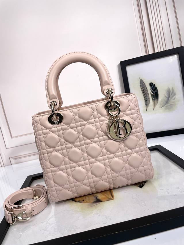 顶级原厂 配全套包装 羊筋超纤绒里,专柜弹簧芯U扣 5格羊皮胭脂粉 金扣 藤格纹漆皮牛皮革迷你手袋，Cannage藤格纹缝线装饰，搭配链带和金属配饰。 搭配细长