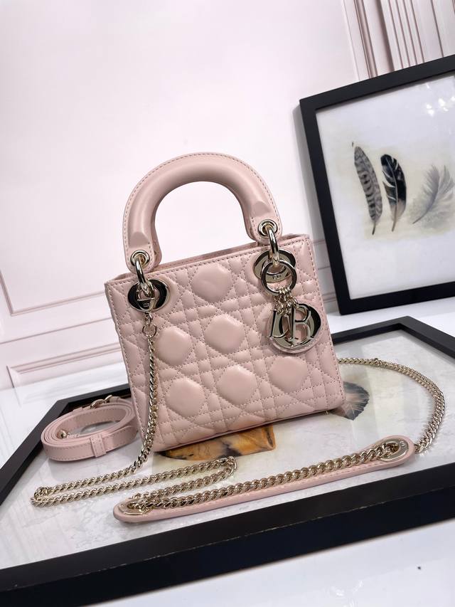 顶级原厂 配全套包装 羊筋超纤绒里,专柜弹簧芯U扣 3格羊皮胭脂粉 金扣 藤格纹漆皮牛皮革迷你手袋,Cannage藤格纹缝线装饰,搭配链带和金属配饰。 可拆卸长 顶级原厂 配全套包装 羊筋超纤绒里,专柜弹簧芯U扣 3格羊皮胭脂粉 金扣 藤格纹漆皮牛皮革迷你手袋,Cannage藤格纹缝线装饰,搭配链带和金属配饰。 可拆卸长