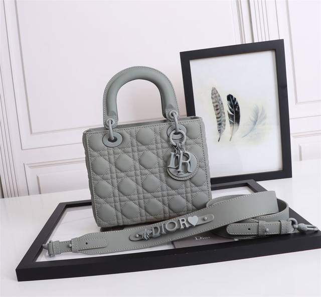 顶级原厂 配全套包装 Lady Dior 4格字母款磨砂岩石灰牛皮 这款 Lady Dior My Abcdior 手袋集中体现了 Dior 对典雅和美丽的深刻 顶级原厂 配全套包装 Lady Dior 4格字母款磨砂岩石灰牛皮 这款 Lady Dior My Abcdior 手袋集中体现了 Dior 对典雅和美丽的深刻