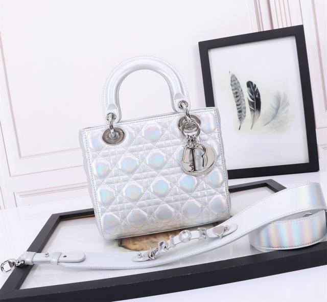 顶级原厂 配全套包装 羊筋绒皮里,专柜弹簧芯U扣 4格羊皮字母梦幻银 银扣 藤格纹漆皮牛皮革迷你手袋，Cannage藤格纹缝线装饰，和浅金属配饰。 肩带可饰以徽