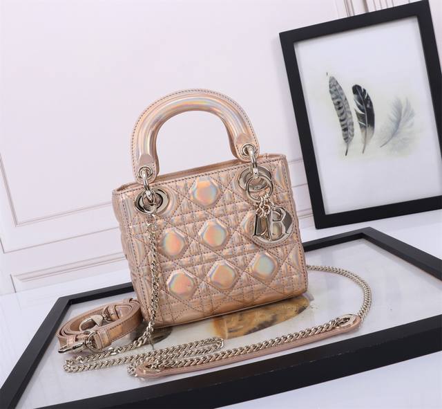 顶级原厂 配全套包装 羊筋绒皮里,专柜弹簧芯U扣 3格羊皮梦幻粉 金扣 藤格纹漆皮牛皮革迷你手袋，Cannage藤格纹缝线装饰，搭配链带和金属配饰。 可拆卸长链