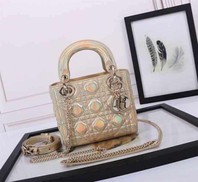 顶级原厂 配全套包装 羊筋绒皮里,专柜弹簧芯U扣 3格羊皮梦幻金 金扣 藤格纹漆皮牛皮革迷你手袋，Cannage藤格纹缝线装饰，搭配链带和金属配饰。 可拆卸长链