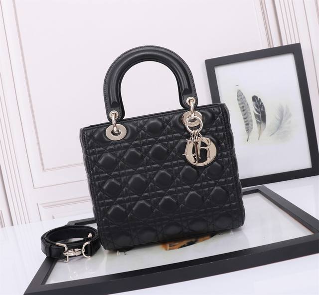 顶级原厂 配全套包装 羊筋绒皮里,专柜弹簧芯U扣 5格羊皮黑色 金扣 藤格纹漆皮牛皮革迷你手袋，Cannage藤格纹缝线装饰，搭配链带和金属配饰。 搭配细长的可