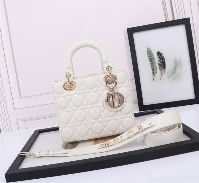 顶级原厂 配全套包装 羊筋绒皮里,专柜弹簧芯U扣 4格羊皮字母白色 金扣 藤格纹漆皮牛皮革迷你手袋，Cannage藤格纹缝线装饰，和浅金属配饰。 肩带可饰以徽章