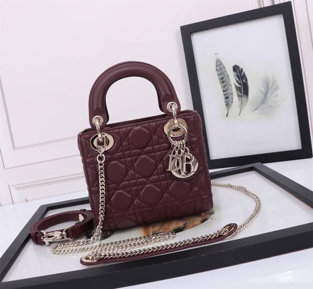 顶级原厂 配全套包装 羊筋绒皮里,专柜弹簧芯U扣 3格羊皮酒红 金扣 藤格纹漆皮牛皮革迷你手袋，Cannage藤格纹缝线装饰，搭配链带和金属配饰。 可拆卸长链带