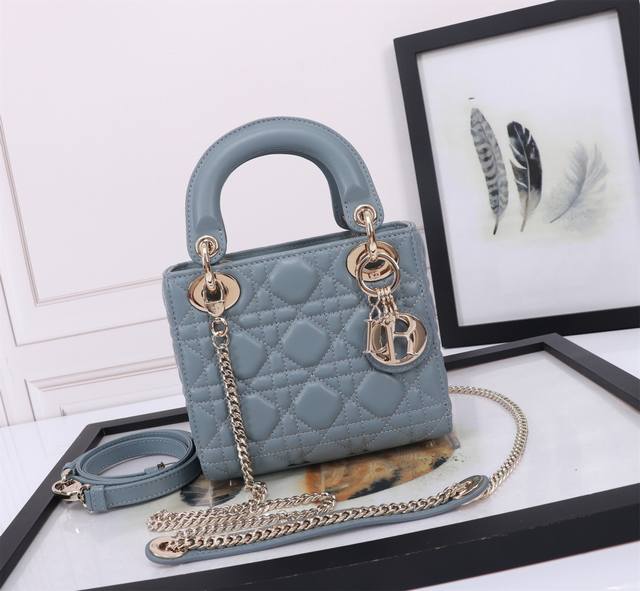 顶级原厂 配全套包装 羊筋绒皮里,专柜弹簧芯U扣 3格羊皮雾霾蓝 金扣 藤格纹漆皮牛皮革迷你手袋，Cannage藤格纹缝线装饰，搭配链带和金属配饰。 可拆卸长链