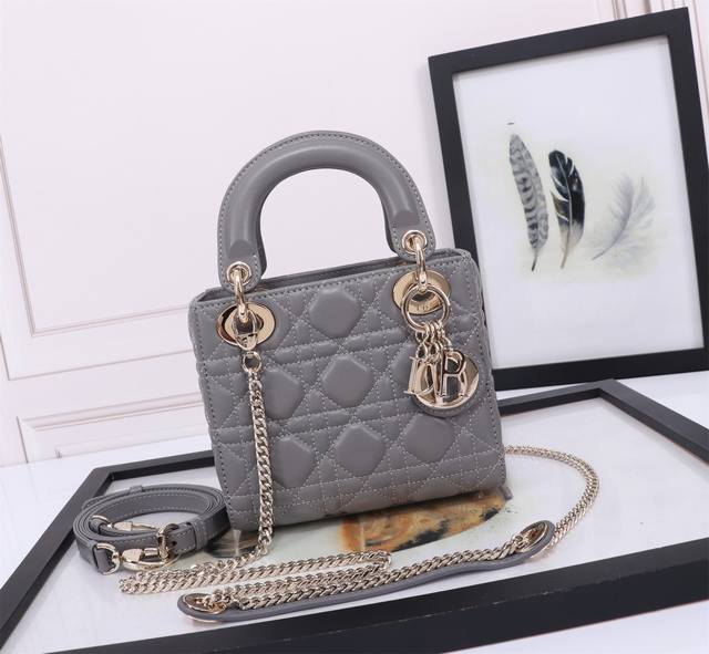 顶级原厂 配全套包装 羊筋绒皮里,专柜弹簧芯U扣 3格羊皮大象灰 金扣 藤格纹漆皮牛皮革迷你手袋，Cannage藤格纹缝线装饰，搭配链带和金属配饰。 可拆卸长链